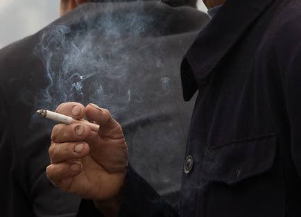 Tupakkayhtiöt väittävät, että tupakkaverojen korotus vain lisää salakuljetusta eikä vähennä tupakointia.