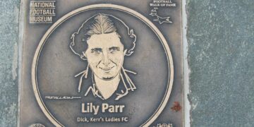 Lily Parr valittiin vuonna 2002 Englannin futiksen Hall of Fameen ensimmäisenä naispelaajana.