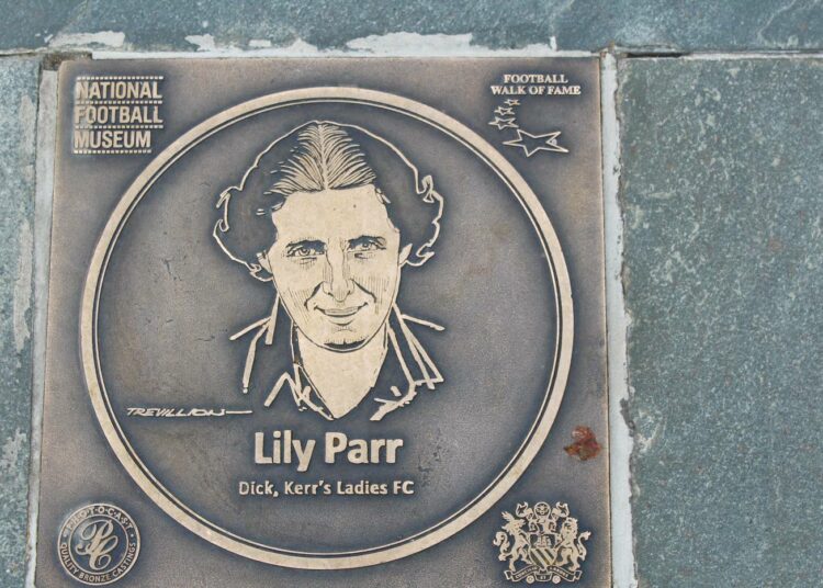 Lily Parr valittiin vuonna 2002 Englannin futiksen Hall of Fameen ensimmäisenä naispelaajana.