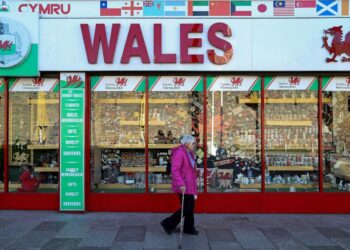 Kaikki ei-välttämättömät ravintolat, kaupat ja majoitusyritykset suljetaan Walesissa kahdeksi viikoksi perjantai-illasta alkaen koronan takia.
