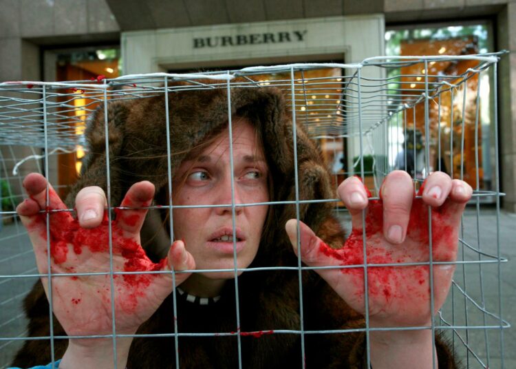 Lukijan painajaisessa eläinsuojeluaktivistit oli suljettu Korkeasaaren eläintarhan apinahäkkeihin. Kuva PETAn mielenosoituksesta Berliinistä vuodelta 2007.