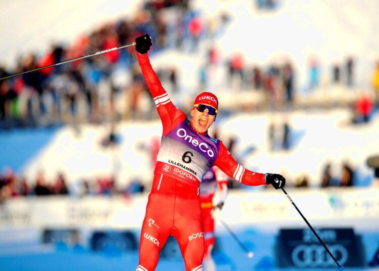 Sunnuntaina päättynyttä Tour de Skitä suvereenisti hallinnut Alexander Bolshunov tuuletta MM-Oberstdorfissa ilman Venäjän lippua.