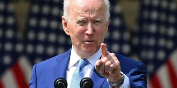 Presidentiksi noustuaan Joe Biden on osoittautumassa kaikkea muuta kuin keskitien kulkijaksi.