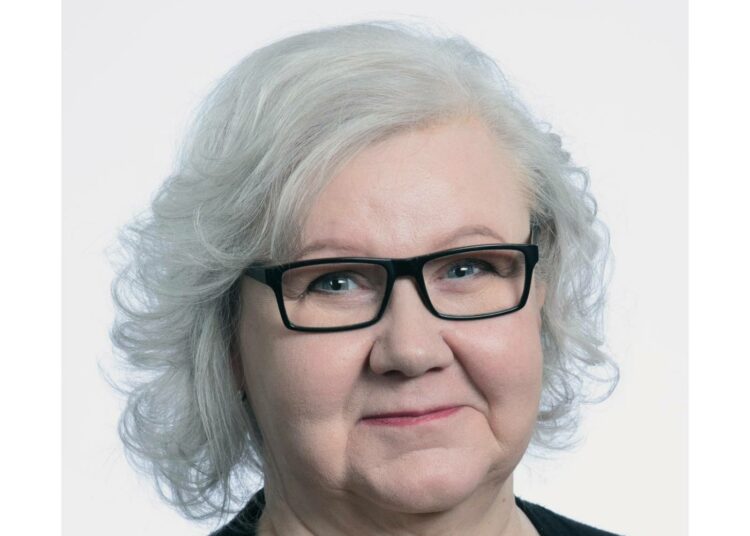 Kuvataiteilija, käsityöläinen, visualisti ja freelance kuraattori Kia Winqvist, Turku.