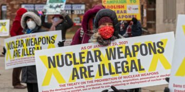 Aktivistit osoittivat mieltä Detroitissa Yhdysvalloissa tammikuussa 2021 ja vaativat Yhdysvaltoja liittymään ydinaseet kieltävään sopimukseen.