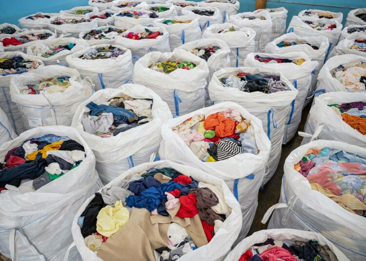 Kuluttajien poistotekstiilin lajittelu tapahtuu Turun Hiidenkadun hallissa, josta materiaalikierrätykseen soveltuvat tekstiilit päätyvät Paimion jalostamoon.
