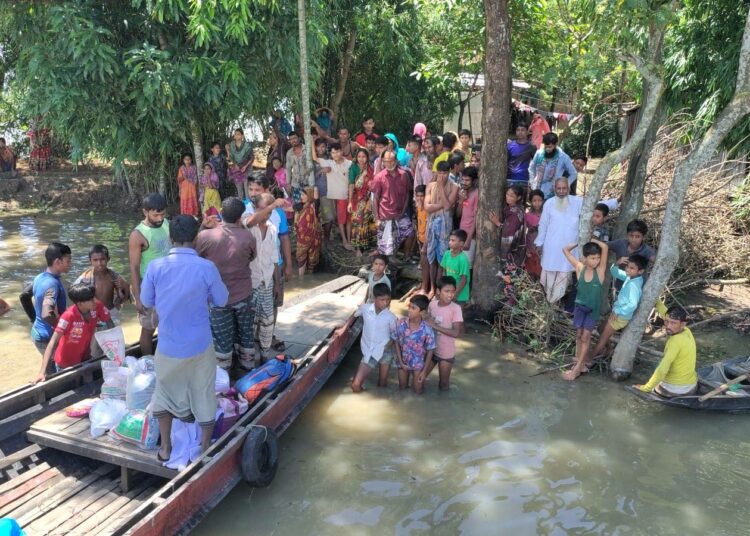 Hätäapua toimitetaan bangladeshilaisille tulvan saartamille yhteisöille.