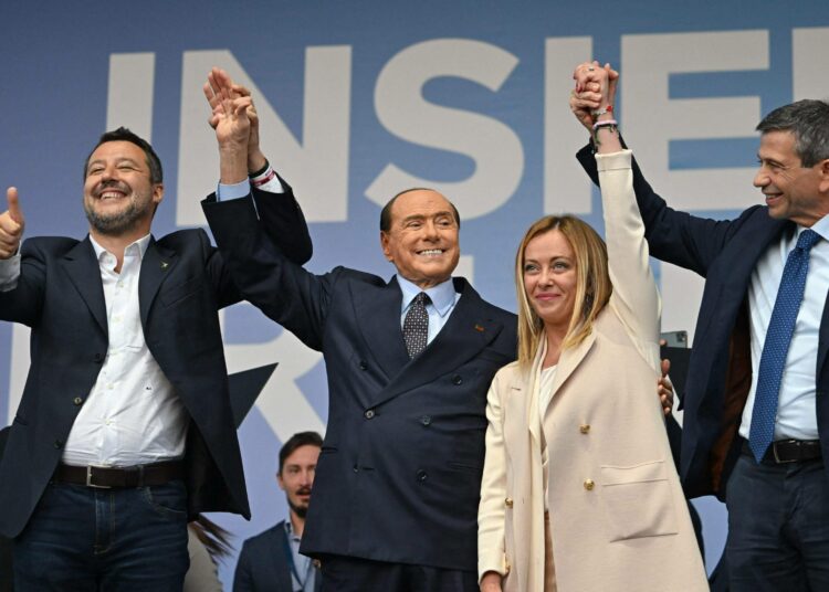 Lega-puolueen Matteo Salvinin (vas.), Forza Italian Silvio Berlusconin (kesk.) ja Giorgia Meloninin Italian veljien oikeistoblokki voitti parlamenttivaalit Italiassa.