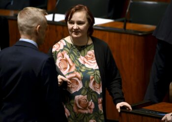 Maa- ja metsätalousvaliokunnan keskustalainen puheenjohtaja Anne Kalmari näyttää johtavan nyt koko puoluetta.