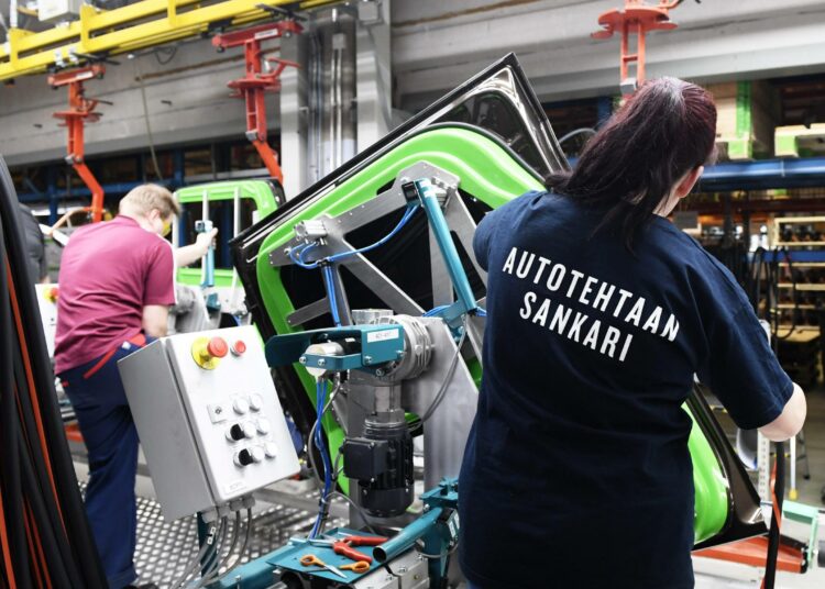 Työntekijöitä Valmet Automotiven autotehtaalla maaliskuussa 2017.