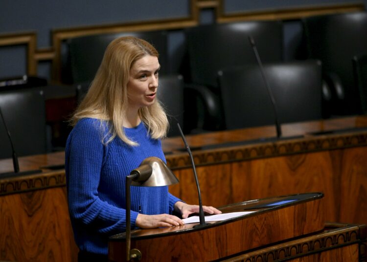 Onko hallituksen mielestä siis liikaa vaadittu, että kaupoista ei esimerkiksi voisi ostaa lapsityövoimalla tuotettuja tuotteita, kysyi vasemmistoliiton Mai Kivelä.