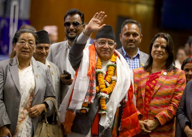 Nepalin pääministeri Pushpa Kamal Dahal tervehti valokuvaajia uuden hallituksen saatua parlamentin luottamuksen.