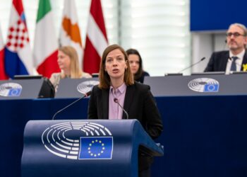 Europarlamentaarikko Li Andersson puhui parlamentin täysistunnossa Strasbourgissa viime viikolla.