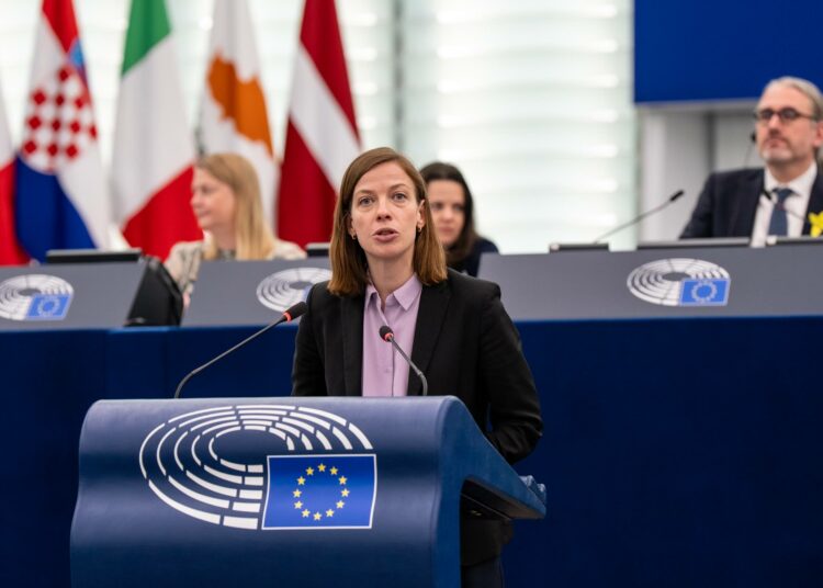 Europarlamentaarikko Li Andersson puhui parlamentin täysistunnossa Strasbourgissa viime viikolla.