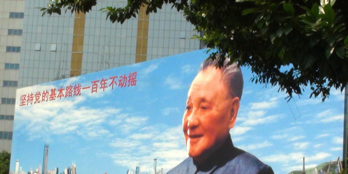 Deng Xiaopingin muotokuva Shenzhenissä. Dengin valtakaudella Kiina alkoi avata markkinoita ja kehittää harvinaisten maametallien tuotantoa.
