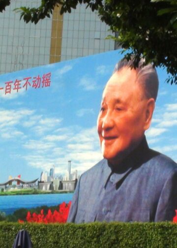Deng Xiaopingin muotokuva Shenzhenissä. Dengin valtakaudella Kiina alkoi avata markkinoita ja kehittää harvinaisten maametallien tuotantoa.