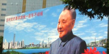 Deng Xiaopingin muotokuva Shenzhenissä. Dengin valtakaudella Kiina alkoi avata markkinoita ja kehittää harvinaisten maametallien tuotantoa.