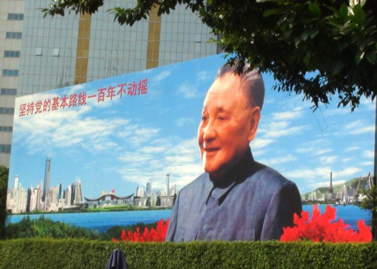 Deng Xiaopingin muotokuva Shenzhenissä. Dengin valtakaudella Kiina alkoi avata markkinoita ja kehittää harvinaisten maametallien tuotantoa.