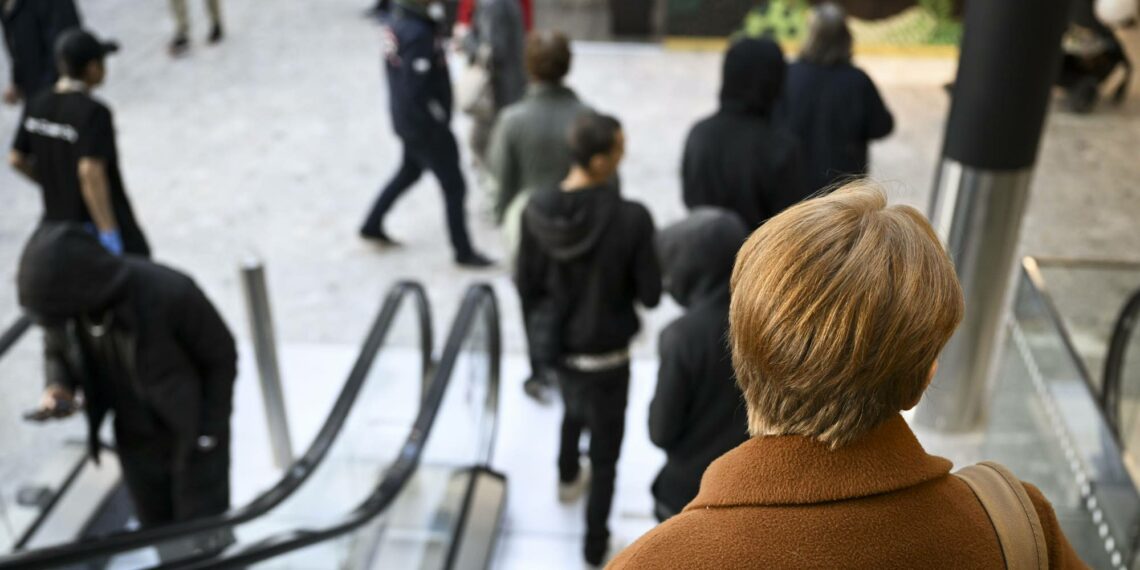 Kukaan ei elä tyhjiössä ilman ympäristön vaikutuksia. Yhteiskunnan arvot, normit ja valta­rakenteet vaikuttavat siihen, miten ihmiset näkevät itsensä, paikkansa ja tulevaisuutensa, kirjoittaa Ujuni Ahmed.