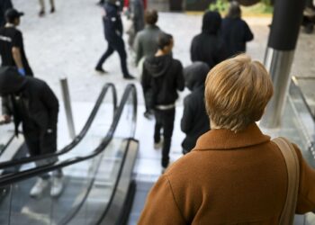 Kukaan ei elä tyhjiössä ilman ympäristön vaikutuksia. Yhteiskunnan arvot, normit ja valta­rakenteet vaikuttavat siihen, miten ihmiset näkevät itsensä, paikkansa ja tulevaisuutensa, kirjoittaa Ujuni Ahmed.