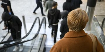 Kukaan ei elä tyhjiössä ilman ympäristön vaikutuksia. Yhteiskunnan arvot, normit ja valta­rakenteet vaikuttavat siihen, miten ihmiset näkevät itsensä, paikkansa ja tulevaisuutensa, kirjoittaa Ujuni Ahmed.