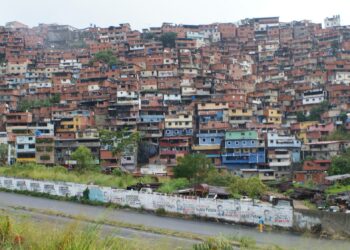Sadattuhannet ihmiset elävät ahtaasti ja vailla riittäviä palveluja Petaren rinteillä Caracasin itälaidalla. Petare on Venezuelan suurin slummi ja monien asiantuntijoiden mukaan myös Latinalaisen Amerikan suurin.