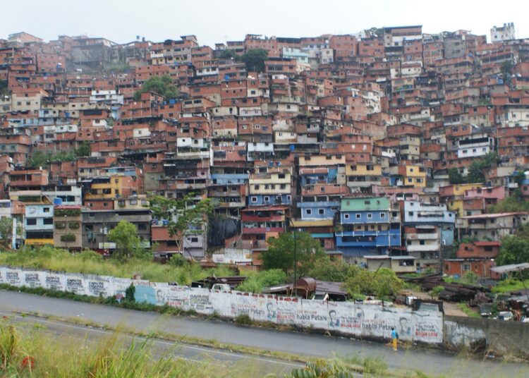 Sadattuhannet ihmiset elävät ahtaasti ja vailla riittäviä palveluja Petaren rinteillä Caracasin itälaidalla. Petare on Venezuelan suurin slummi ja monien asiantuntijoiden mukaan myös Latinalaisen Amerikan suurin.