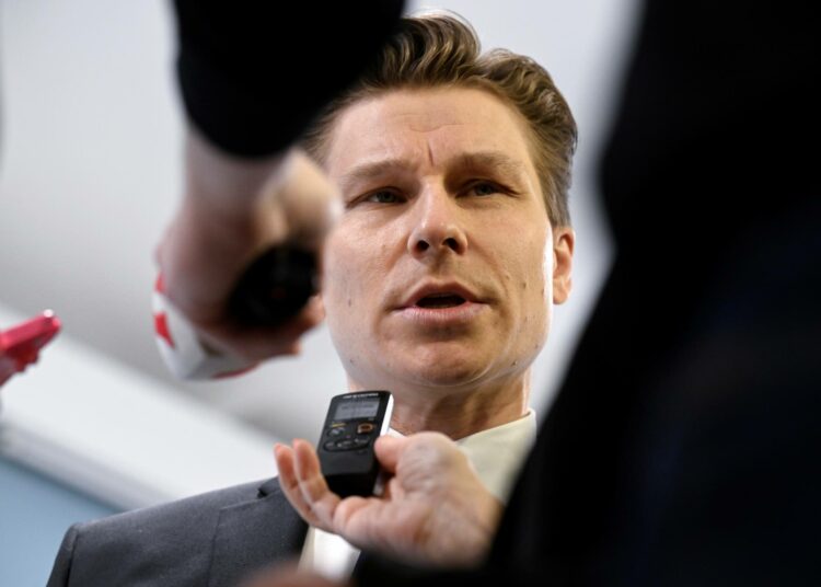 Useat kansalaisjärjestöt vaativat puolustusministeri Antti Häkkäsen (kok.) eroa.