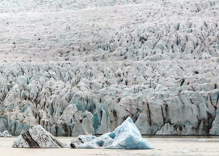 Jäävuoria Vatnajökullin jäätikön edustalla Islannissa.