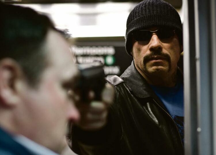 John Travolta äityy hurjaksi rutinoidun toimintajännärin metrokaapparina.