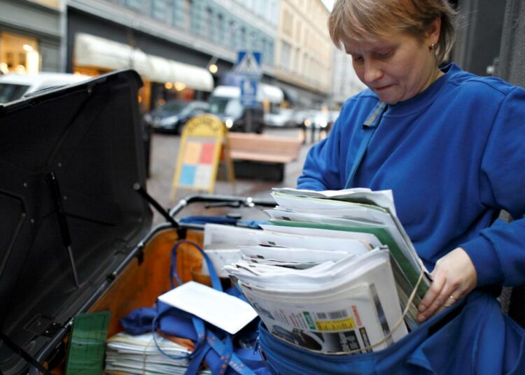 Viestintäviraston päätös uhkaa useita työpaikkoja ja postin mukana jaettavien lehtien olemassaolo vaikeutuu.
