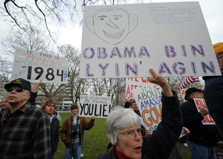Tästä maaperästä kumpuavat äärimielipiteet: teekutsuliikkeen kannattajia osoittamassa mieltään Obaman terveydenhoitouudistusta vastaan maaliskuun puolivälissä Washingtonissa.