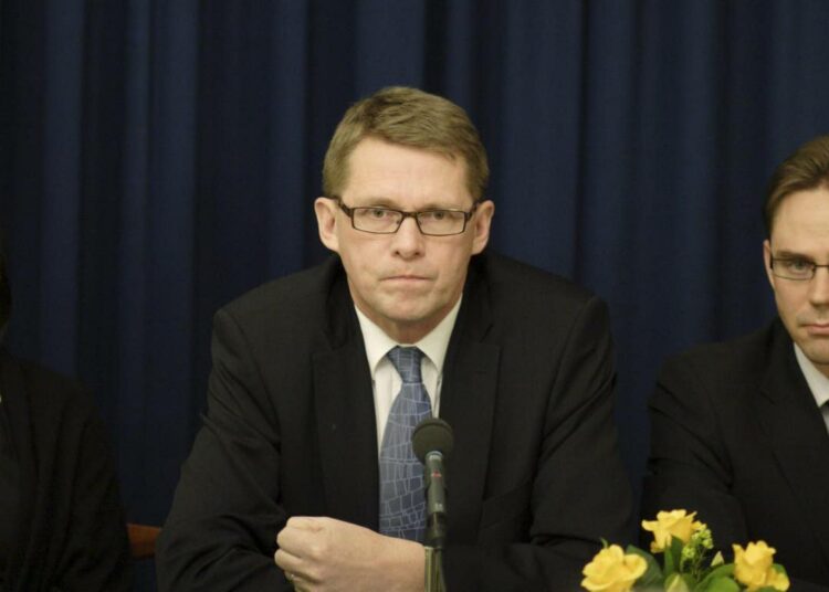 Työministeri Anni Sinnemäki, pääministeri Matti Vanhanen ja valtiovarainministeri Jyrki Katainen hallituksen ja työmarkkinajärjestöjen tiedotustilaisuudessa 11. maaliskuuta 2010 kertomassa eläkeneuvottelujen lopputuloksesta.