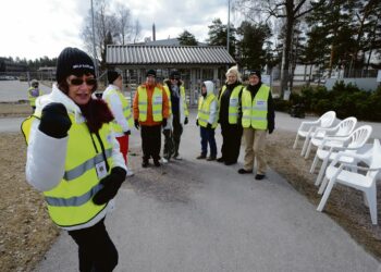 Arja Lauramo (edessä) sekä Leena Virtanen, Irene Friman, Tarja Sillanpää, Sirpa Borodavkin, Sanna Siira, Jaana Mustalahti ja Marja Eskelinen pitivät keskiviikkona Fazerin makeistehtaan portilla huolen siitä, että SEL:n kolmeksi päiväksi julistama lakko piti.