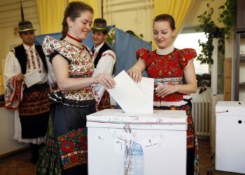 Kansallispukuisia unkarilaisnaisia äänestämässä toissa sunnuntaina Mekovesissa.