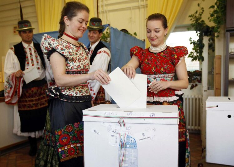 Kansallispukuisia unkarilaisnaisia äänestämässä toissa sunnuntaina Mekovesissa.