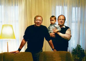 Viktor ja Andrei Jerofejev. Molemmat ovat olleet jatkuvassa kahnauksessa nyky-Venäjää hallitsevan putinismin kanssa, mutta toisinajattelun juuret ovat Neuvostoliitossa. Andrein sylissä hänen 1,5-vuotias poikansa.