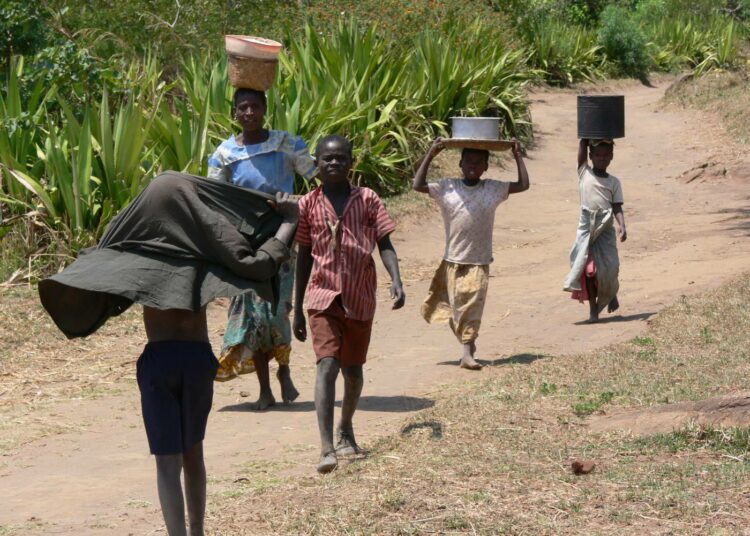 Lapsia vedenhakumatkalla Malawissa.