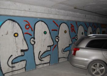 Kuvataiteilija Riitta Uusitalon seinämaalaus Jyväskylän kauppatorin parkkihallissa muistuttaa Jyväskylän Talven poikkitaiteellisesta esityksestä vuodelta 1989.
