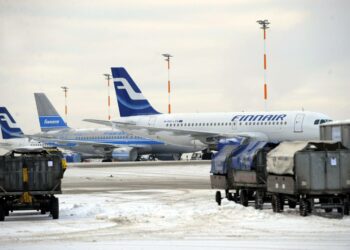 Finnair säästää, säästää ja säästää. Sitten se lentää kaukomaille ja takaisin.