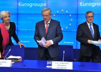 IMF:n pääjohtaja Christine Lagarde (vas.), euroryhmän puheenjohtaja Jean-Claude Juncker ja talouskomissaari Olli Rehn kertoivat Kreikan tukipaketista tiedotustilaisuudessa tiistaiaamuna.