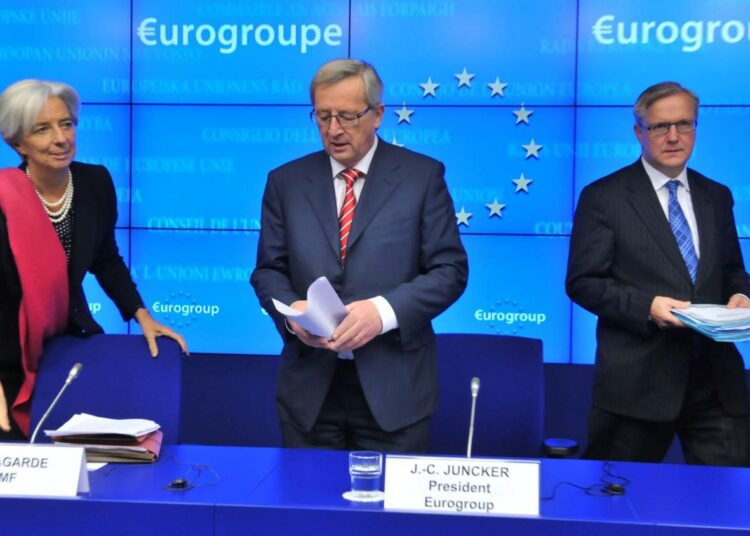 IMF:n pääjohtaja Christine Lagarde (vas.), euroryhmän puheenjohtaja Jean-Claude Juncker ja talouskomissaari Olli Rehn kertoivat Kreikan tukipaketista tiedotustilaisuudessa tiistaiaamuna.