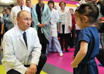 Vladimir Putin kuuntelee kansalaisten huolia moskovalaisella lastenklinikalla.