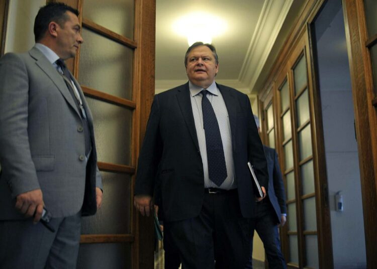 Kreikan valtiovarainministeri Evangelos Venizelos saapui torstai-iltana kertomaan maan hallitukselle onnistuneesta velan puolituksesta.