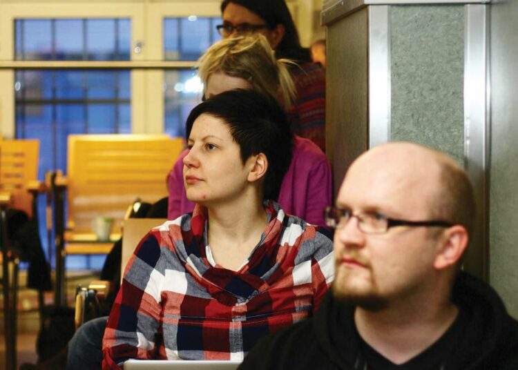 Aikeet yhtiöittää Hatanpään sairaala keskustelutti yleisöä. Edessä Seppo Säämäki ja Minna Minkkinen, joka on mukana kunnallisvaaliohjelmatyössä.