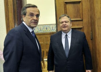 Kreikan konservatiivijohtaja Antonis Samaras ja Pasokin puheenjohtaja Evangelos Venizelos keskustelivat perjantaina hallituksen muodostamisesta. Paavo Arhinmäen mukaan puolueilla ei ole ollut mitään eroa ja siksi ne äänestettiin sunnuntaina ulos vallasta.