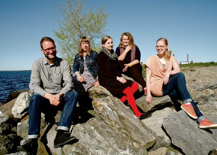 Hukkatila-yhdistyksen jäsenet Mikko Kyrönviita (vas.), Liina Luoma, Nina Kulo, Heidi Kervinen ja Heini Ylijoki  ja tarjoavat tamperelaisille kivaa tekemistä ja olemista Näsijärven rannalla. Eikä maksa mitään.