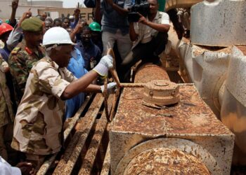 Sudanin öljyministeri Awad Ahmad al-Jaz käynnisti öljypumpun Hegligissa toukokuun alussa. Sudanin öljyala kuuluu niihin Afrikan kohteisiin, joihin Kiina on investoinut paljon.