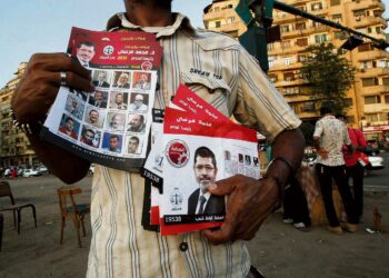 Egyptissä järjestetään viikonloppuna presidentinvaalit. Egyptiläismies jakoi Muslimiveljeskunnan ehdokkaan Mohammed Mursin vaaliesitteitä Kairon Tahrir-aukiolla.