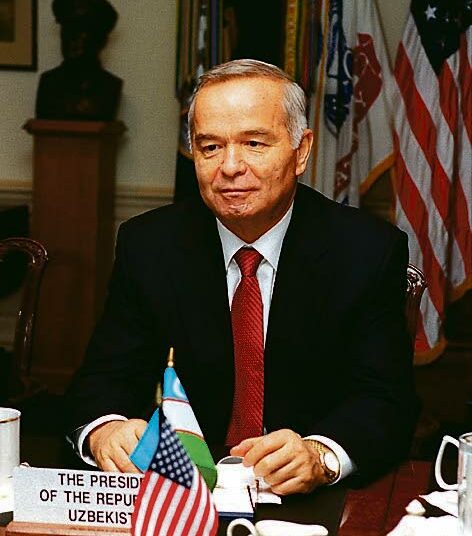 Islam Karimov Pentagonin vieraana maaliskuussa 2002, Yhdysvaltain ja Uzbekistanin suhteiden edellisellä lämpimällä kaudella.